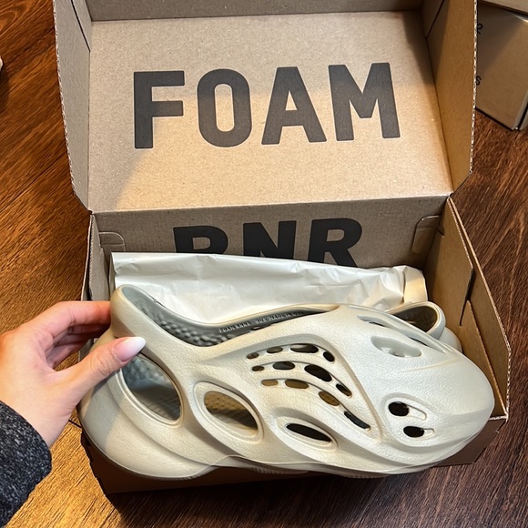 YEEZY RNR - Picture 3 of 6